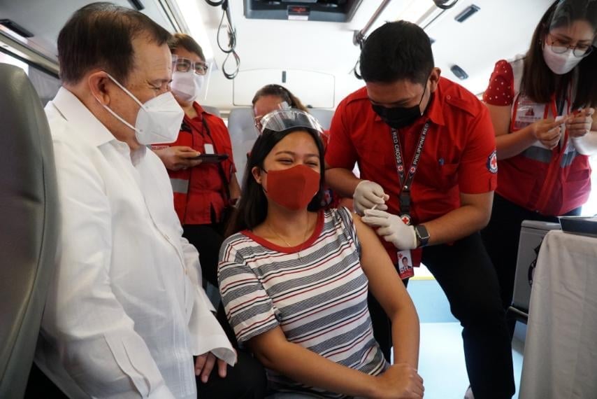 dick gordon looks on as a patient is vaccinated at the PRC Bakuna Bus