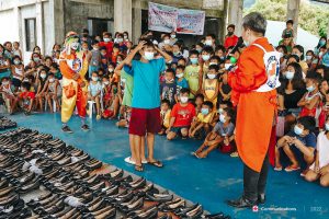 Red Cross volunteers provide psychological first aid to children in Ilocos Sur
