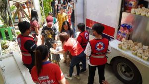 PH Red Cross’ food trucks feed more than 28, 000 Paeng-flood victims
