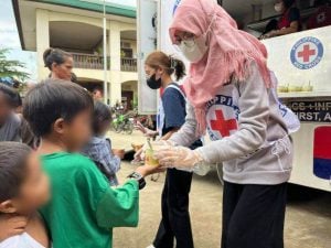 PH Red Cross distributes medicines against Leptospirosis to flooded communities in Zamboanga City